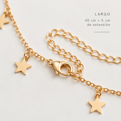 Choker de estrellas dorado con cadena y dijes de estrellas.