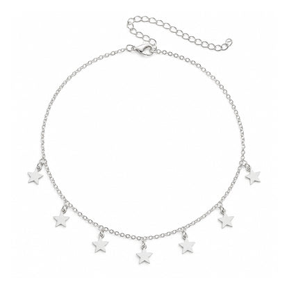 Choker de estrellas plateado con cadena y dijes de estrellas.