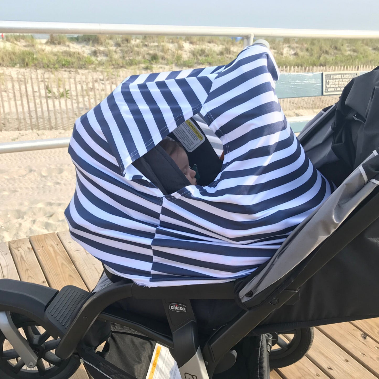 Cobertor para coche de bebé con SPF 50+ diseñado para proteger del sol, el viento y dar comodidad a los bebés.
