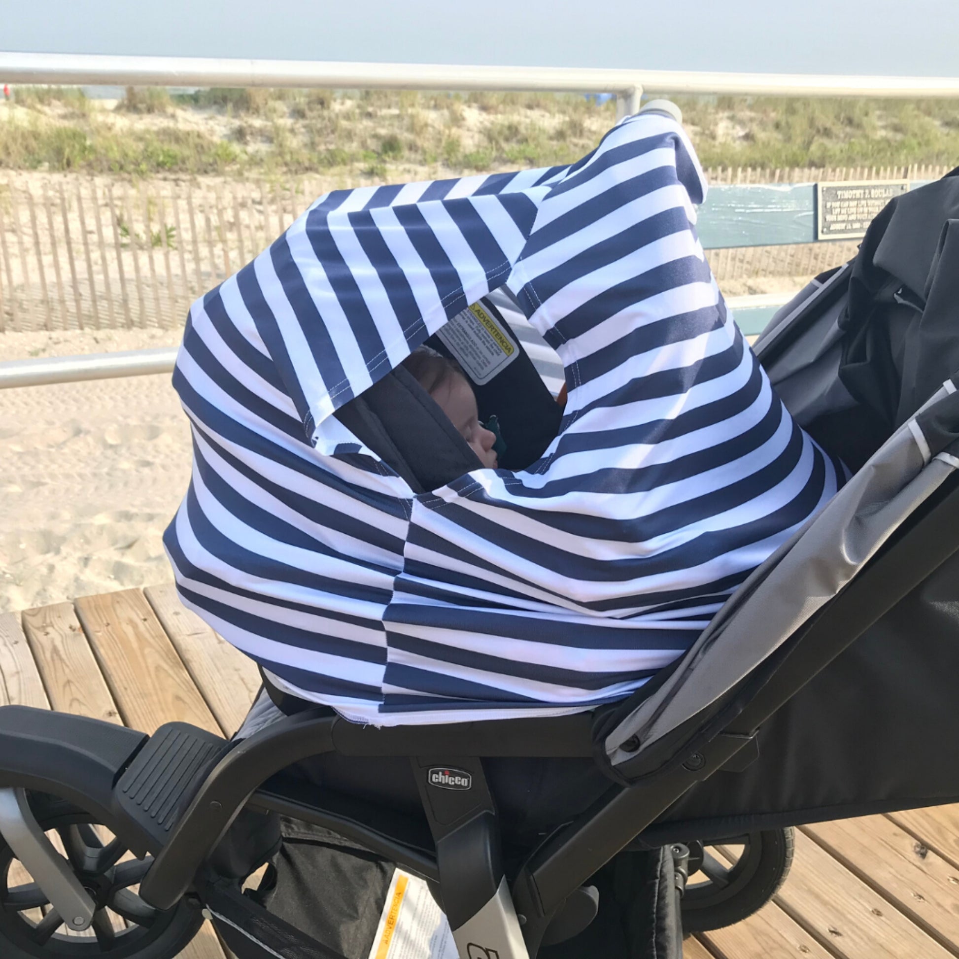 Cobertor para coche de bebé con SPF 50+ diseñado para proteger del sol, el viento y dar comodidad a los bebés.