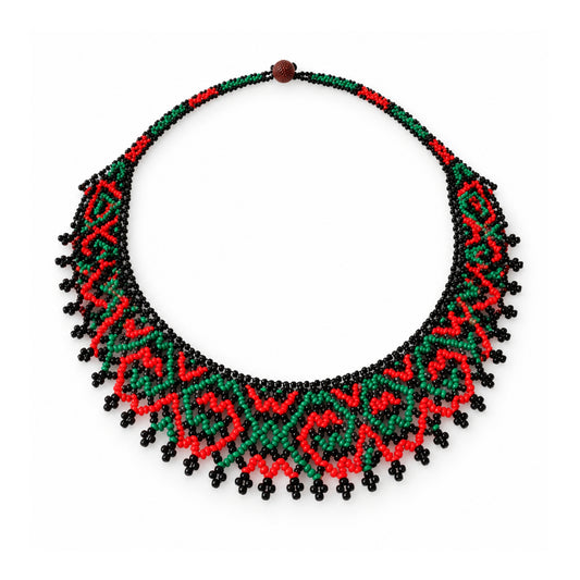 Collar de Cuentas Verde y Coral con diseño geométrico.