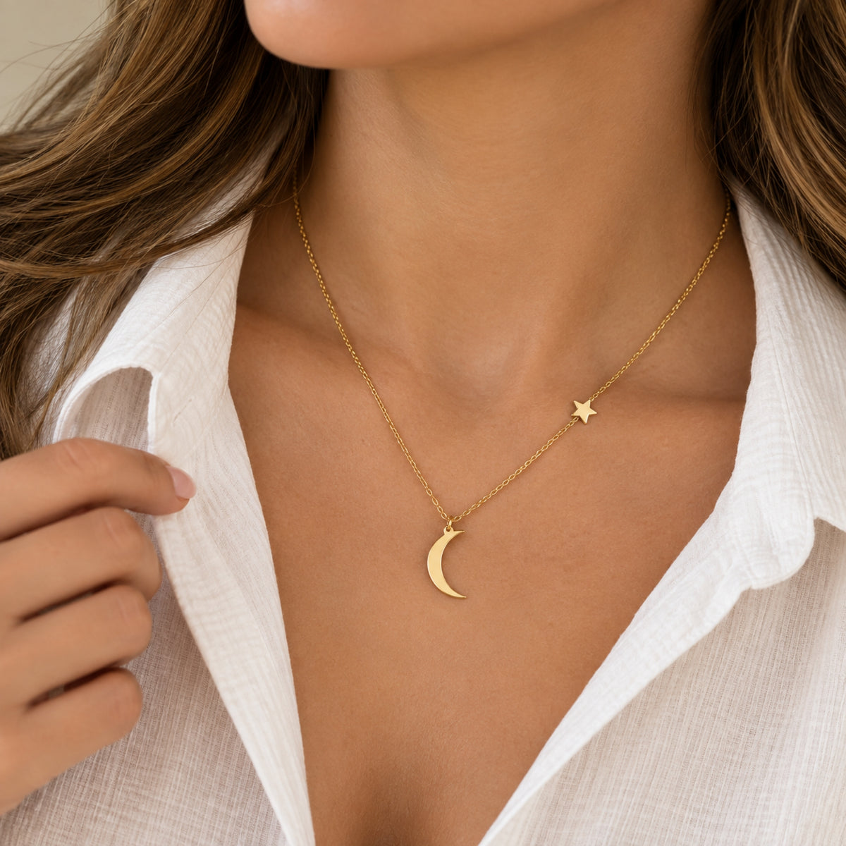 Collar de luna y estrella dorado usado con blusa blanca
