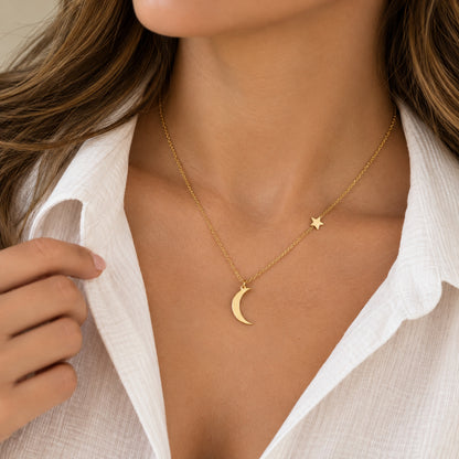 Collar de luna y estrella dorado usado con blusa blanca