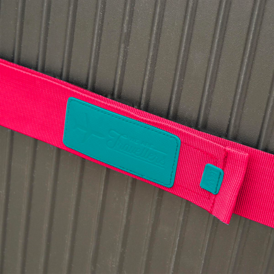 Correa para maleta LEGAMI con cierre de velcro en colores verde, magenta y marrón, ajustable y resistente para asegurar el equipaje.