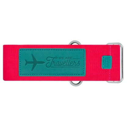 Correa para maleta LEGAMI con cierre de velcro en colores verde, magenta y marrón, ajustable y resistente para asegurar el equipaje.