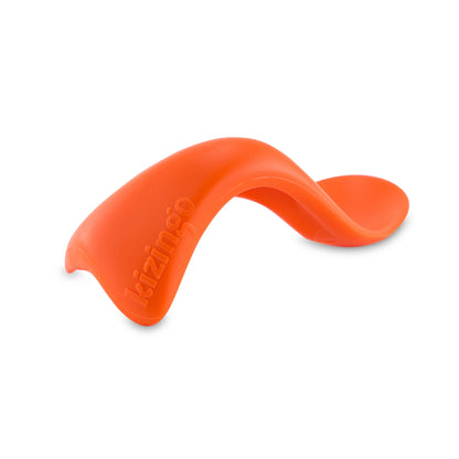 Cuchara ergonómica para bebé diestro en color naranja. Diseño curvo para facilitar la autoalimentación.