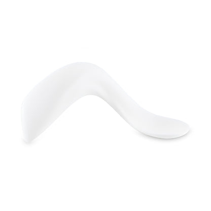 Cuchara ergonómica para bebé zurdo en colores blanco y rosado. Diseño curvo para facilitar la autoalimentación.