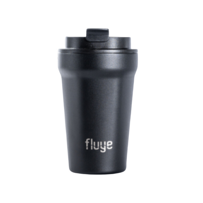 Taza Térmica Fluye Coffee Cup 360ml en color Curitiba (Negro), con tecnología de doble capa para mantener bebidas calientes por 4 horas y frías por 6 horas. Fabricada en acero inoxidable, libre de BPA y hermética para evitar derrames.