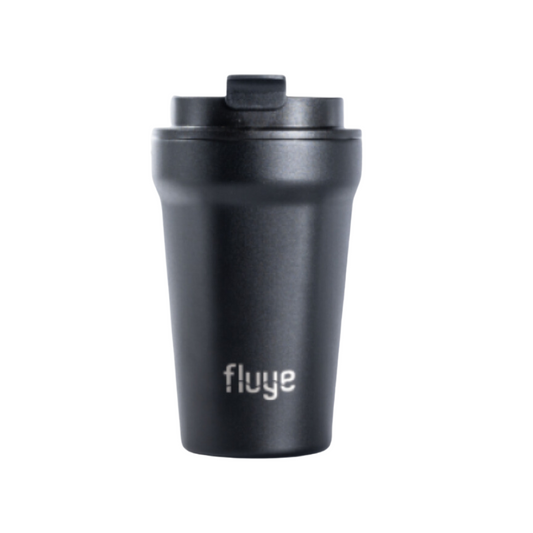 Taza Térmica Fluye Coffee Cup 360ml en color Curitiba (Negro), con tecnología de doble capa para mantener bebidas calientes por 4 horas y frías por 6 horas. Fabricada en acero inoxidable, libre de BPA y hermética para evitar derrames.
