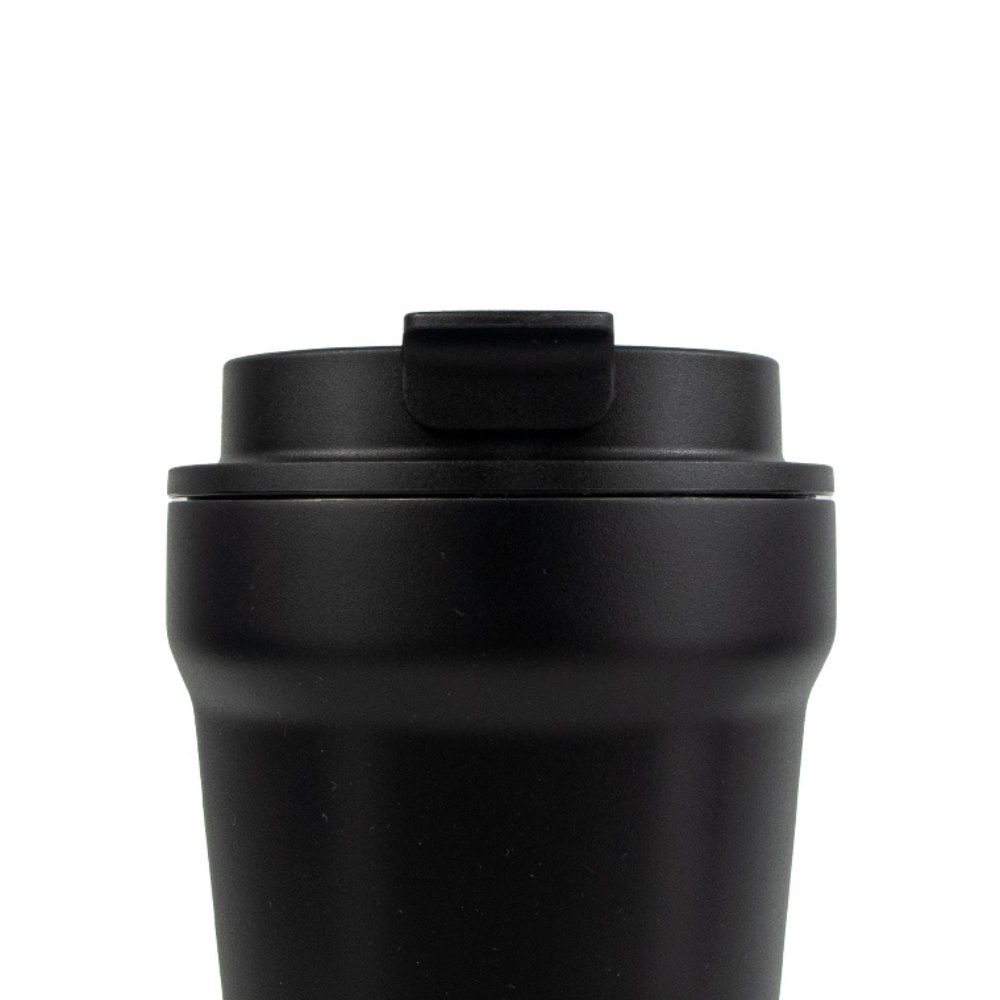 Taza Térmica Fluye Coffee Cup 360ml en color Curitiba (Negro), con tecnología de doble capa para mantener bebidas calientes por 4 horas y frías por 6 horas. Fabricada en acero inoxidable, libre de BPA y hermética para evitar derrames.