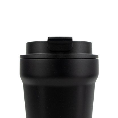 Taza Térmica Fluye Coffee Cup 360ml en color Curitiba (Negro), con tecnología de doble capa para mantener bebidas calientes por 4 horas y frías por 6 horas. Fabricada en acero inoxidable, libre de BPA y hermética para evitar derrames.