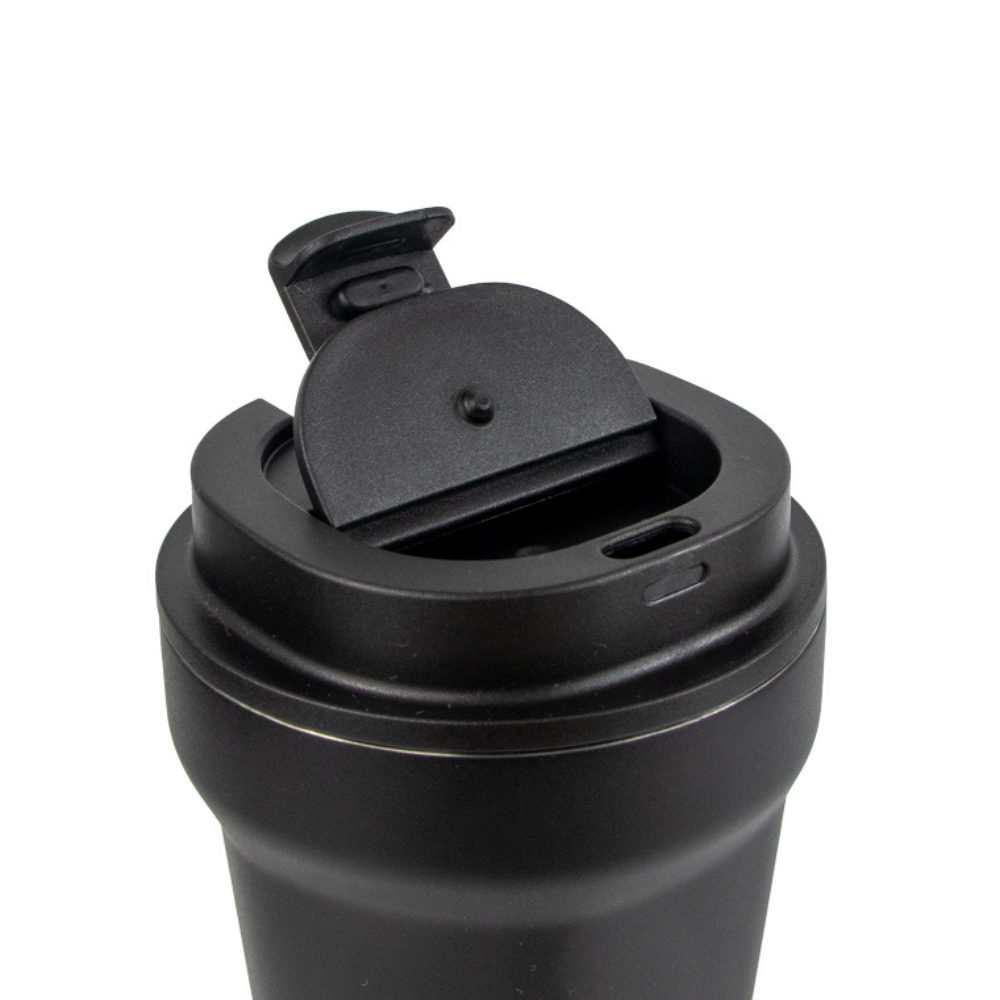 Taza Térmica Fluye Coffee Cup 360ml en color Curitiba (Negro), con tecnología de doble capa para mantener bebidas calientes por 4 horas y frías por 6 horas. Fabricada en acero inoxidable, libre de BPA y hermética para evitar derrames.