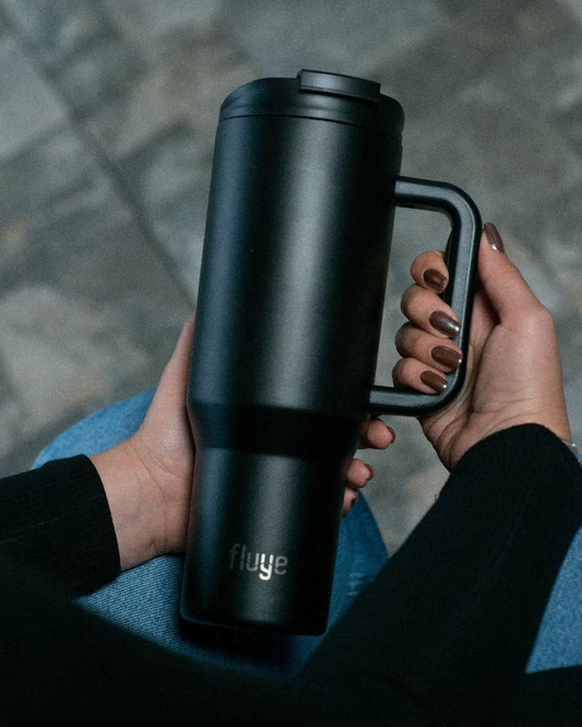 luye Mug Pro 1200ml en color Curitiba (Negro), ideal para bebidas frías o calientes.
