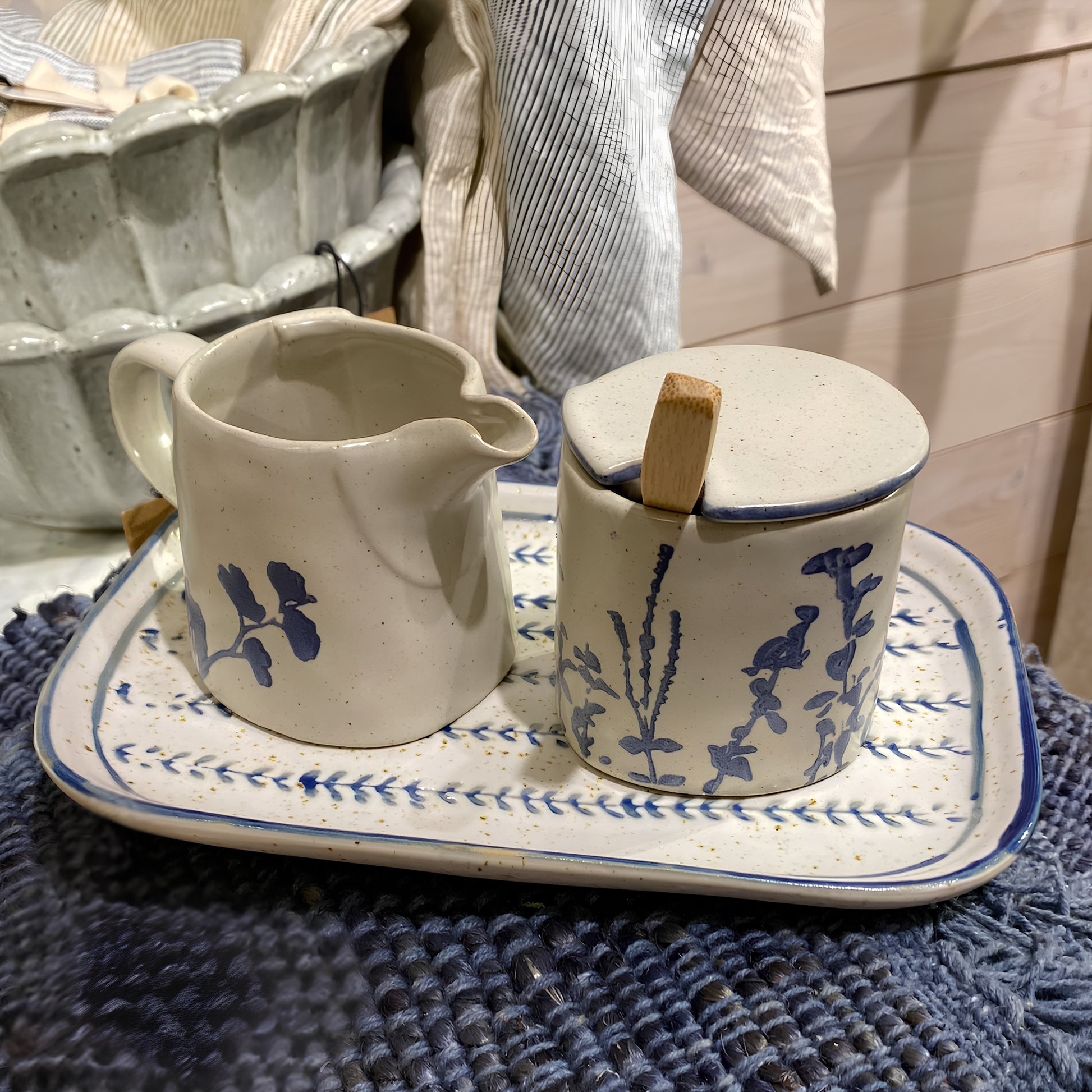 Fuente de cerámica con motivos de espigas en blanco antiguo y azul.