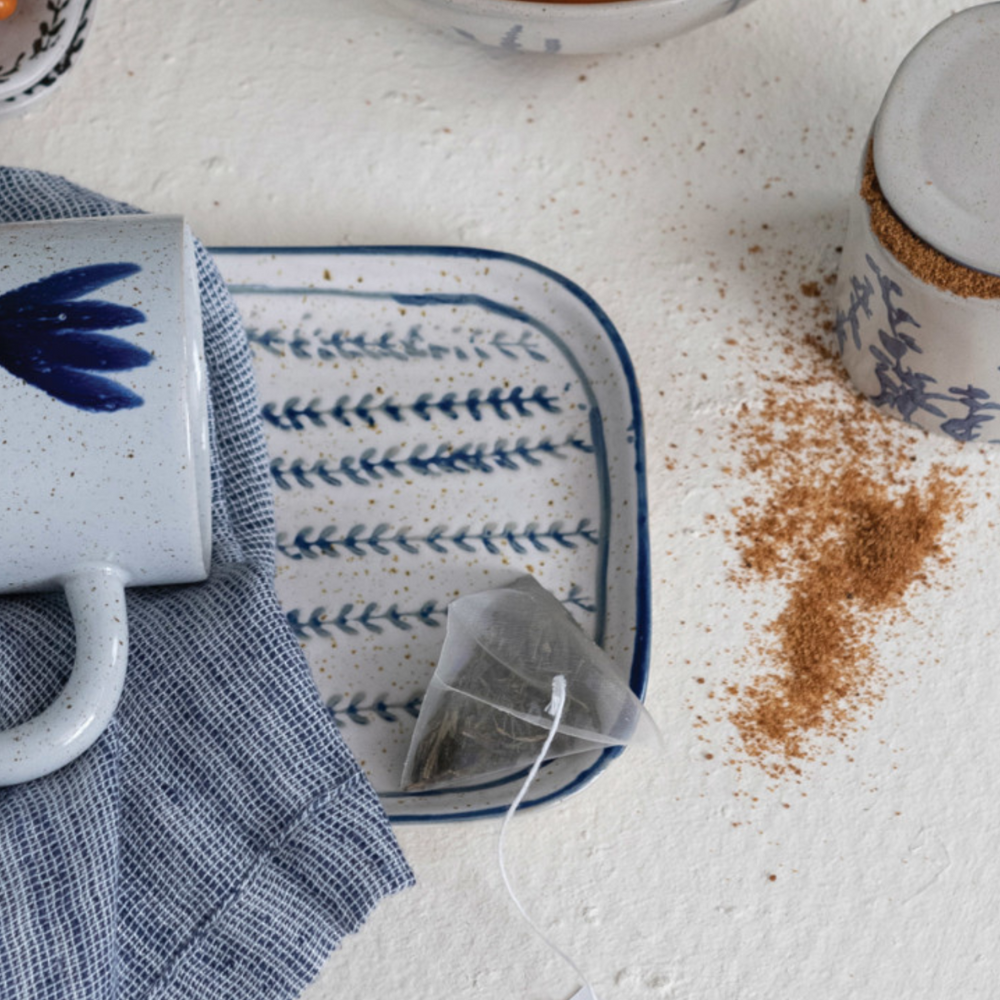 Fuente rectangular de cerámica con motivos de espigas en blanco antiguo y azul, ideal para decorar la mesa.