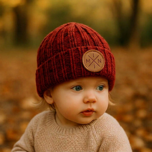 Gorro beanie de algodón rojo para bebé y niño con parche de cuero marrón