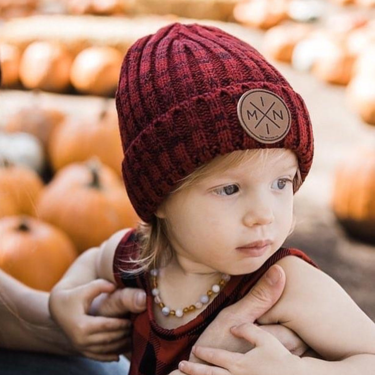 Gorro beanie de algodón rojo para bebé y niño con parche de cuero marrón