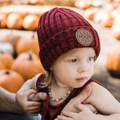 Gorro beanie de algodón rojo para bebé y niño con parche de cuero marrón