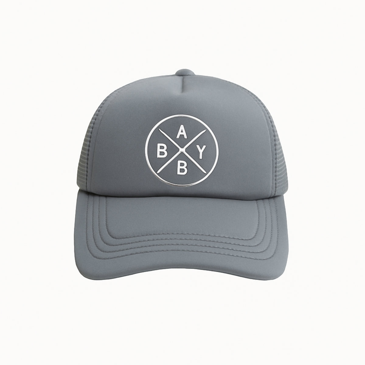 Gorra gris para bebé con correa ajustable y parte trasera de malla.