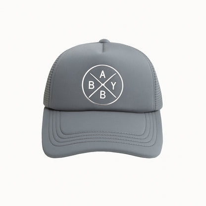 Gorra gris para bebé con correa ajustable y parte trasera de malla.