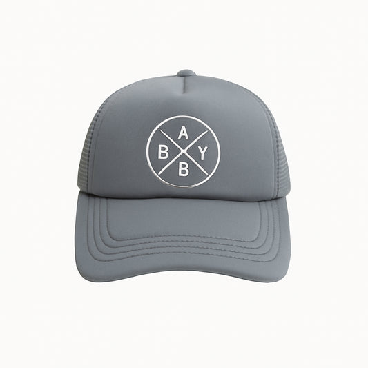 Gorra gris para bebé con correa ajustable y parte trasera de malla.