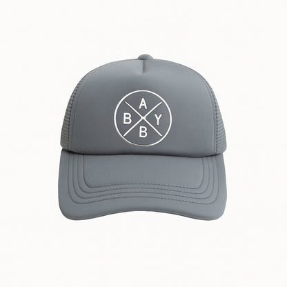 Gorra para bebé fabricada en poliéster y malla ajustable.
