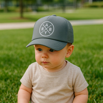 Gorra para bebé fabricada en poliéster y malla ajustable.
