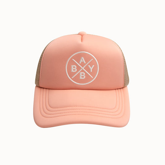 Gorra melón para bebé con correa ajustable y parte trasera de malla.