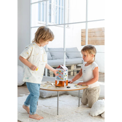 Juego de mesa Happy Chickens de Goula para niños desde 3 años. Incluye gallinas y nidos para clasificar por colores, ideal para desarrollar coordinación, atención y juego en familia.