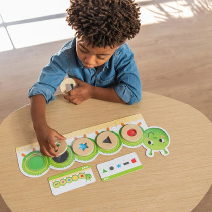 Juego educativo Oli Shapes & Colors de Goula para niños desde 2 años. Incluye oruga, fichas de colores y tarjetas con desafíos. Ideal para aprender figuras, colores y lógica de forma divertida.
