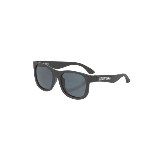Lentes de sol Babiators negros para bebés de 0 a 2 años con protección solar.