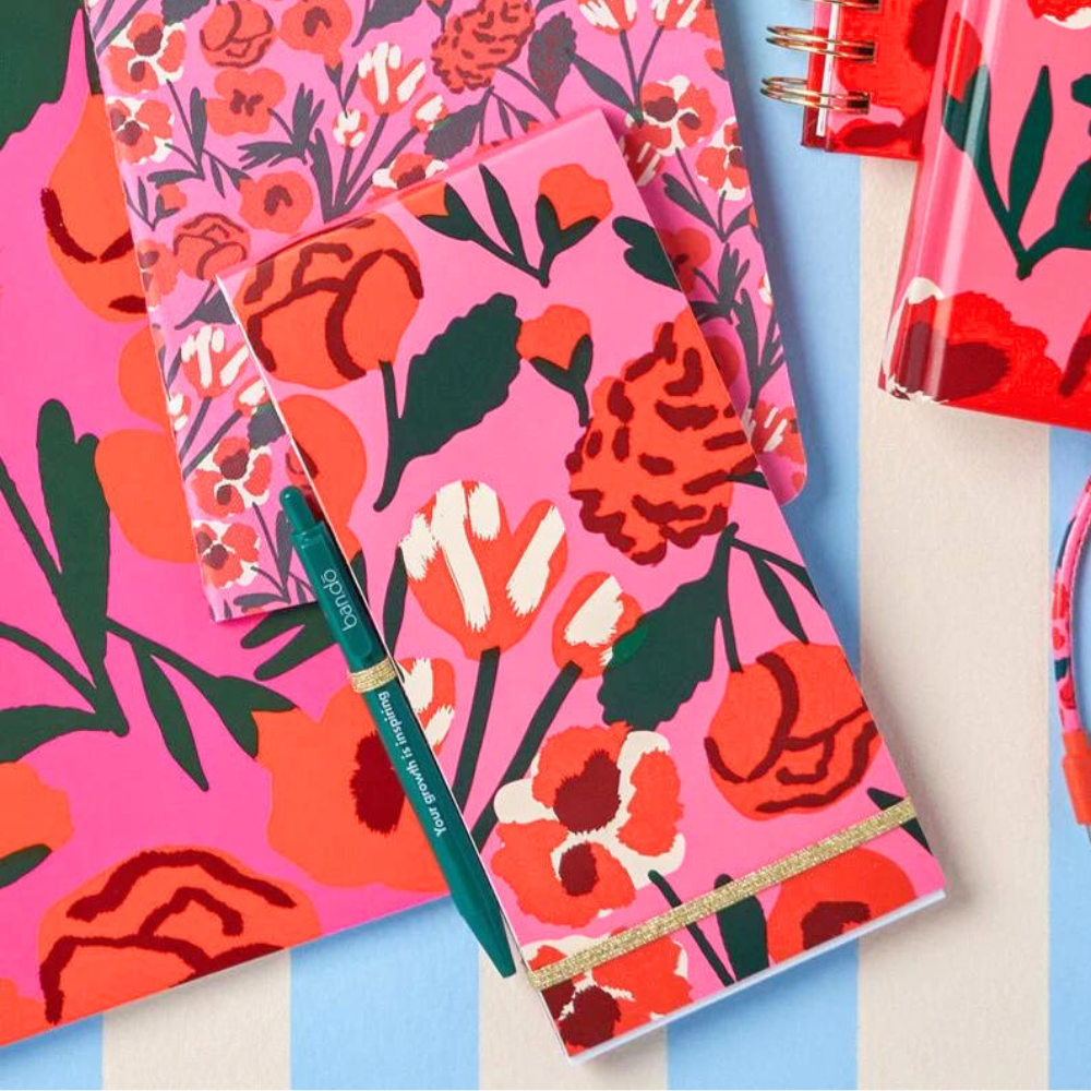 Libreta con Elástico Las Flores con 80 páginas de líneas y diseño floral rosa y rojo, perfecta para notas y listas.