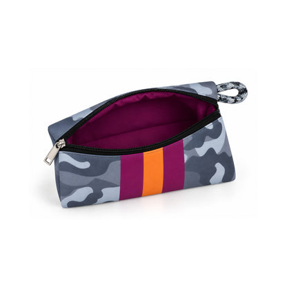 Neceser de neopreno camuflaje gris naranja abierto.