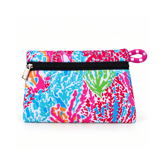 Neceser de neopreno Corales con estampado multicolor, cierre negro y productos de cuidado personal en su interior.