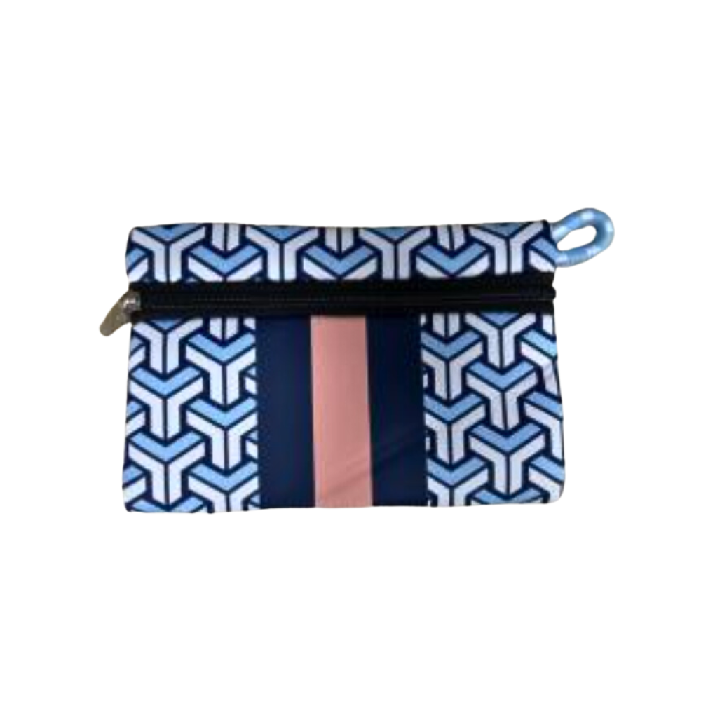 Estuche de neopreno azul con malba, liviano y resistente, ideal para usar como cartuchera, para cosméticos y accesorios. Perfecto para el trabajo, universidad, gimnasio o playa.