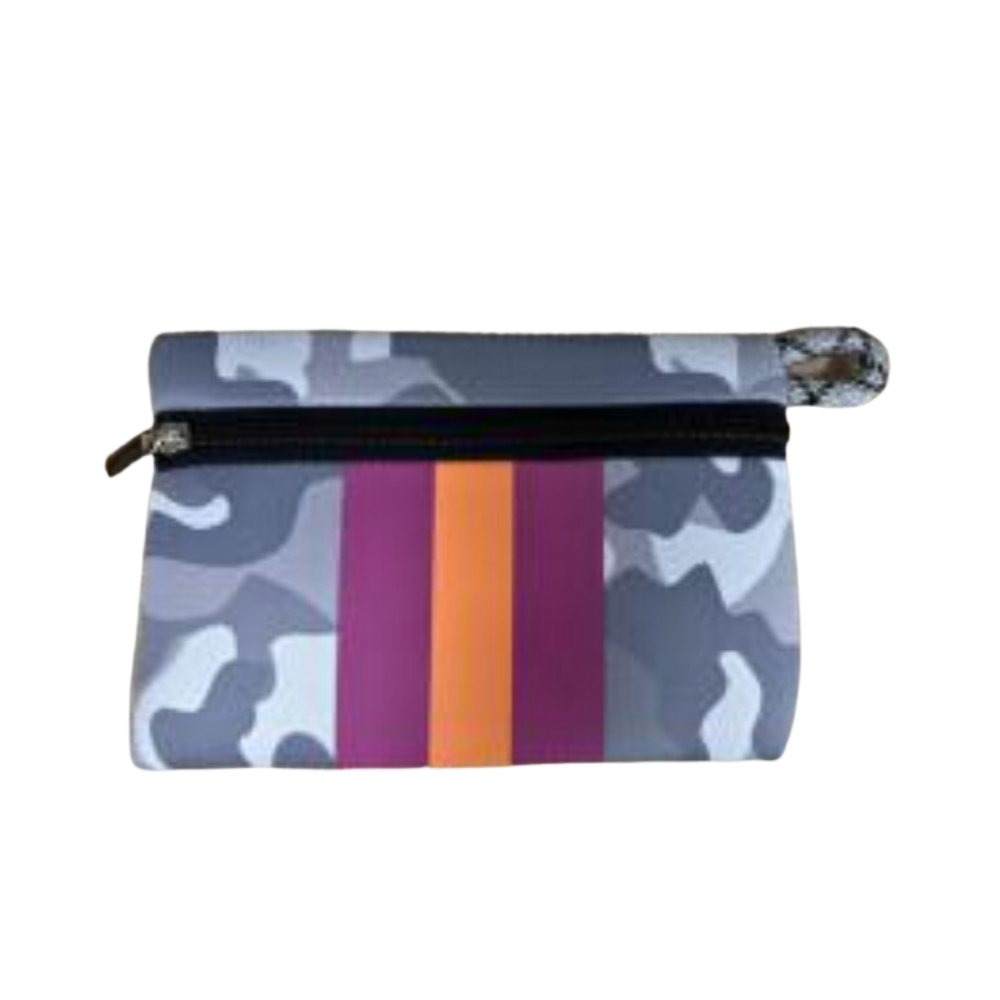 Estuche de neopreno en camuflaje gris con detalles en naranja, ideal para cosméticos, accesorios o uso diario. Perfecto para la universidad, trabajo, gimnasio o playa.