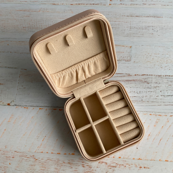 Organizador de joyas compacto de PU de alta calidad, tamaño pequeño, con interior suave y cierre seguro, ideal para proteger joyas durante viajes.