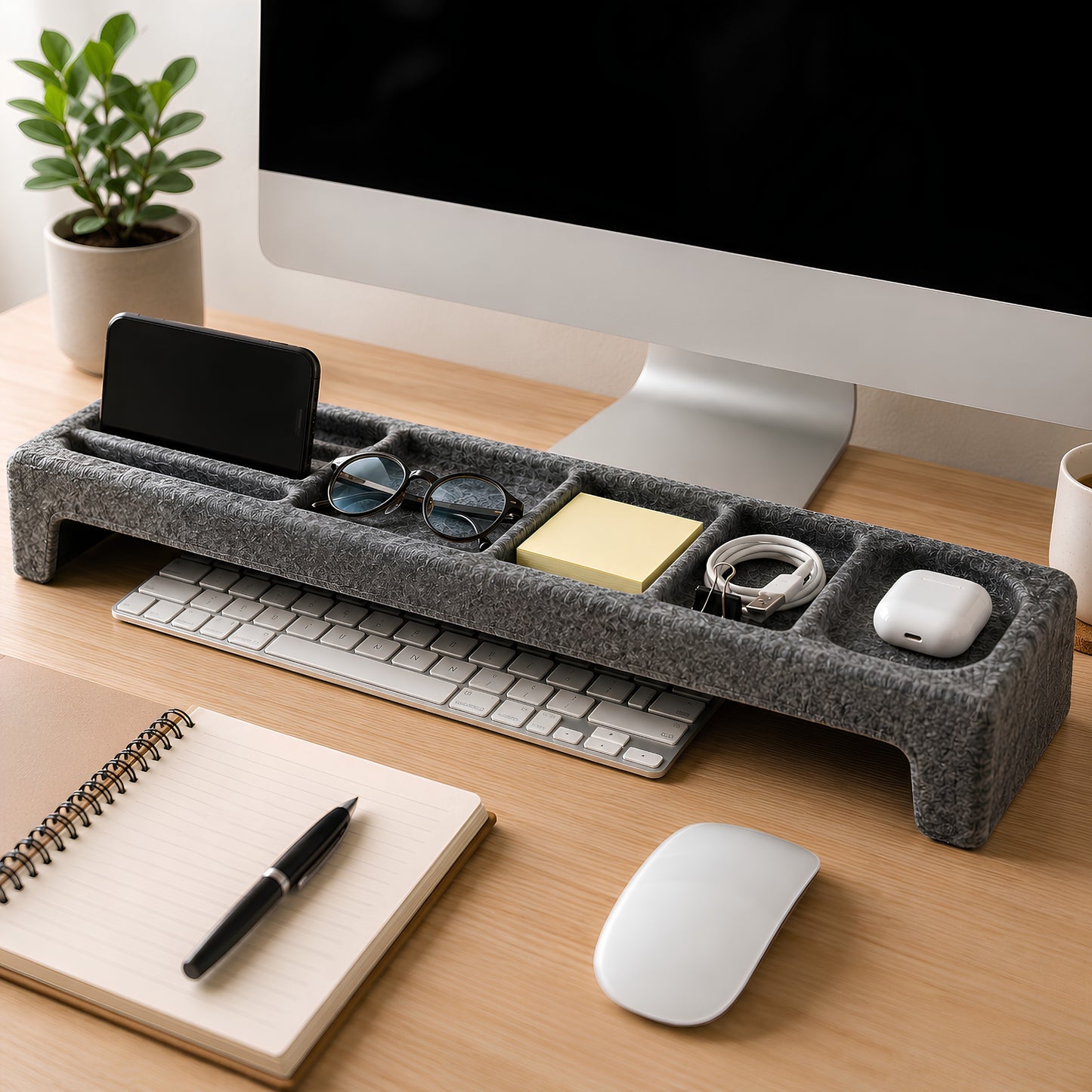 Organizador de escritorio de feltro con compartimento. Ideal para mantener tu espacio ordenado.