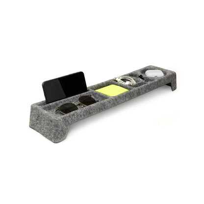 Organizador de escritorio de feltro con compartimento. Ideal para mantener tu espacio ordenado.