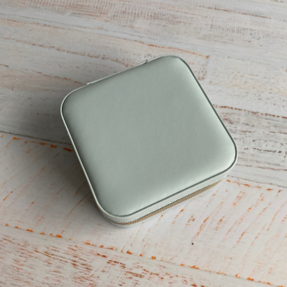 Organizador de joyas color celeste, compacto y elegante, ideal para guardar tus accesorios con estilo y protección.