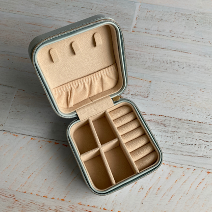 Organizador de joyas color celeste, compacto y elegante, ideal para guardar tus accesorios con estilo y protección.