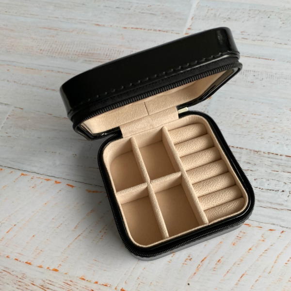 Organizador de joyas color negro, compacto y elegante, ideal para guardar tus accesorios con estilo y protección.