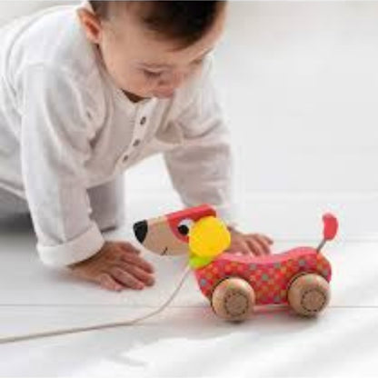 Perrito de arrastre de madera Goula para bebés, con diseño tierno y ruedas suaves, ideal para acompañar sus primeros pasos.