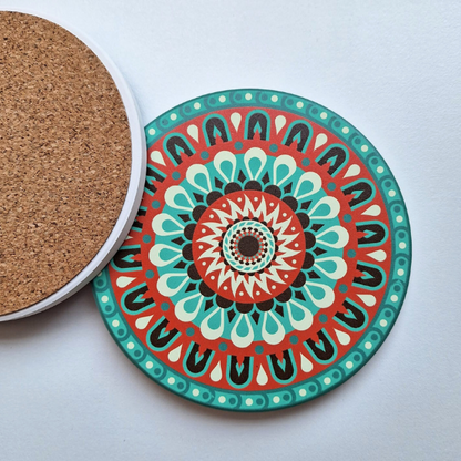 Set de 4 posavasos de cerámica verde con base de corcho, resistentes al calor y al frío, ideales para proteger tus muebles de manchas y anillos de condensación.