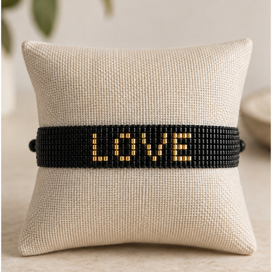 Pulsera de cuentas Love en negro y dorado, ajustable. 