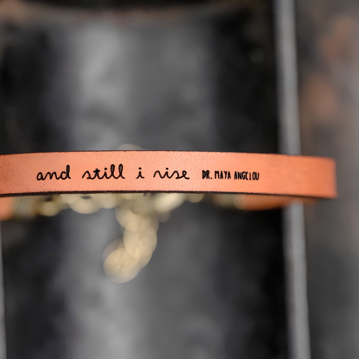 Pulsera de cuero ajustable con mensaje inspirador.