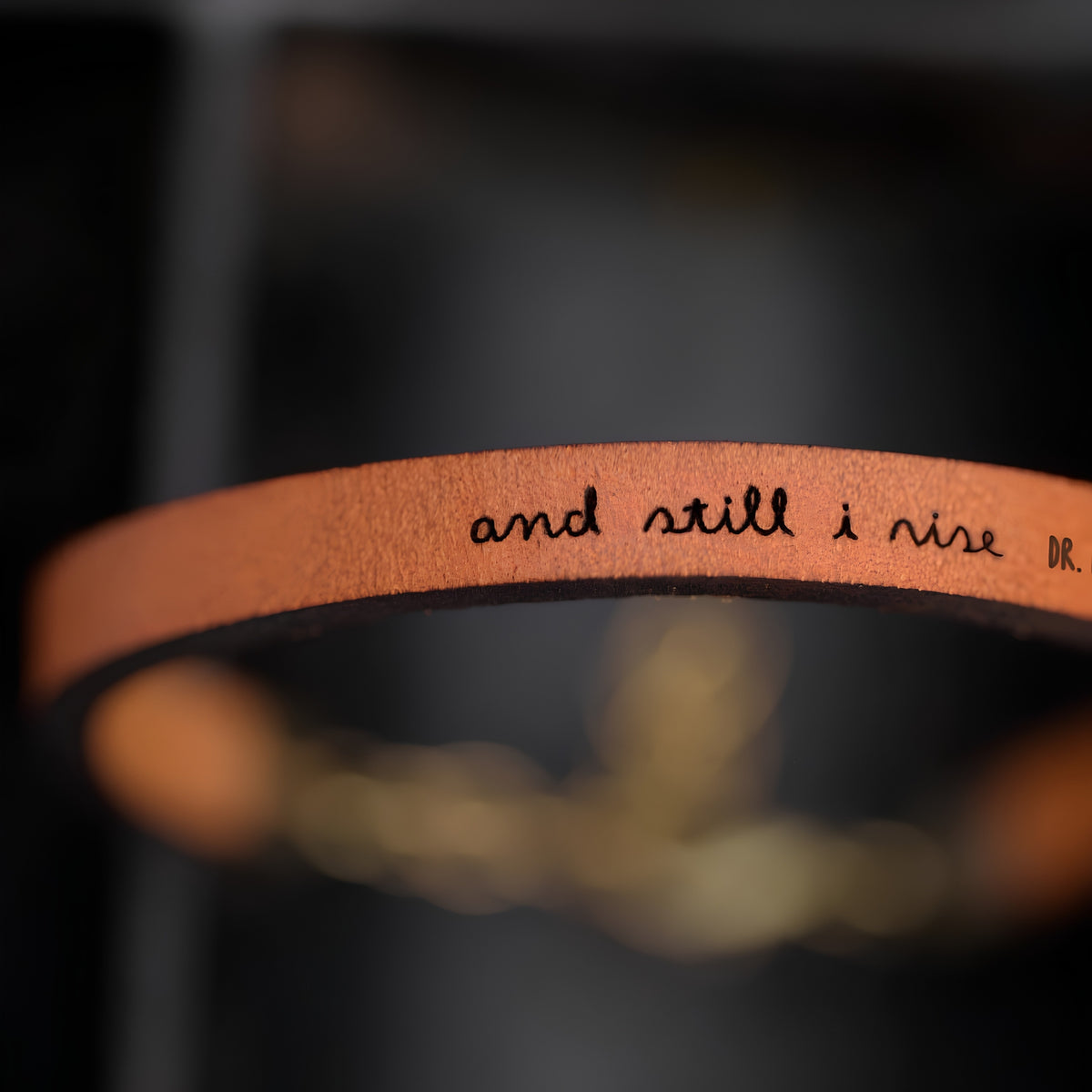 Pulsera de cuero ajustable con mensaje inspirador.