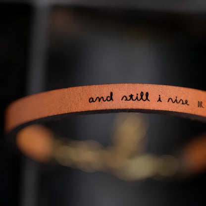 Pulsera de cuero ajustable con mensaje inspirador.
