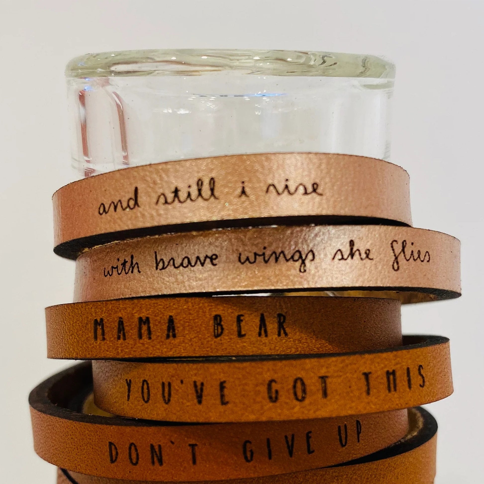 Pulsera de cuero ajustable con mensaje inspirador.