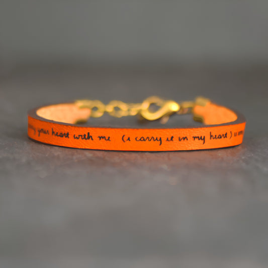 Pulsera de cuero ajustable con mensaje inspirador.